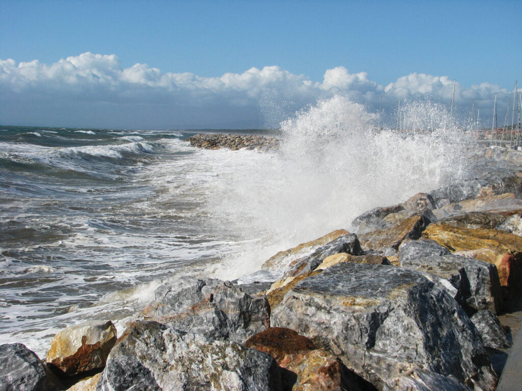 Breakwaters along the Tyrrhenian Sea